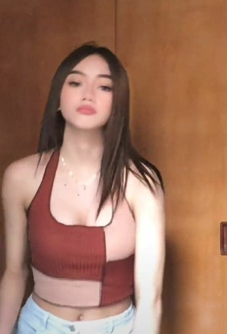 4. Lovely Paulaxdrea Shows Cleavage in Crop Top and Bouncing Boobs