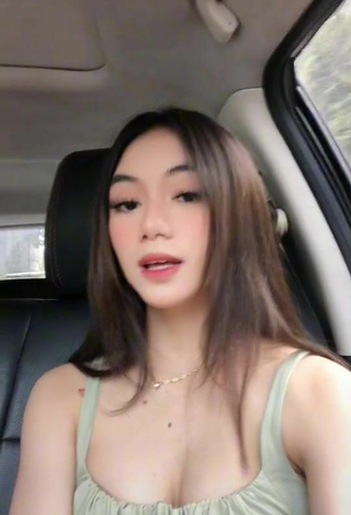 Paulaxdrea Shows her Hot Cleavage in a Car