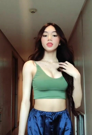 3. Erotic Paulaxdrea Shows Cleavage in Green Crop Top