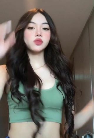 2. Cute Paulaxdrea Shows Cleavage in Green Crop Top