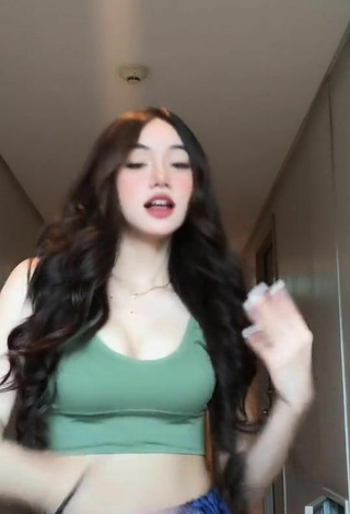 5. Cute Paulaxdrea Shows Cleavage in Green Crop Top