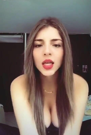 2. Sexy Pau Shows Cleavage in Black Bra