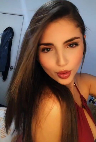 Sultry Pau Shows Cleavage in Red Crop Top