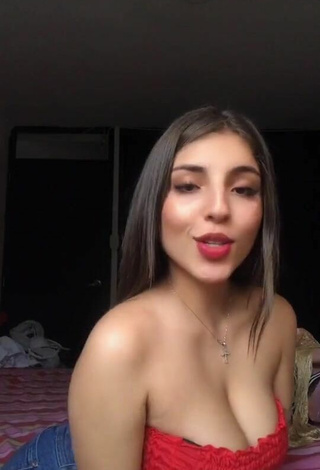 Magnetic Pau Shows Cleavage