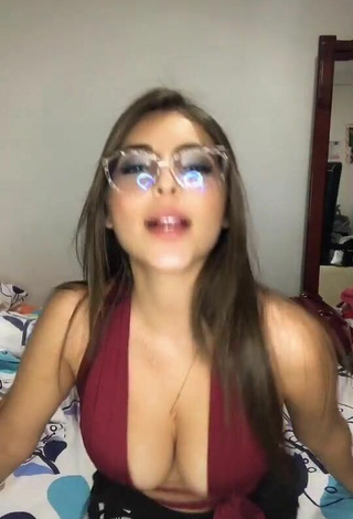 Sexy Pau Shows Cleavage in Red Crop Top (Underboob)