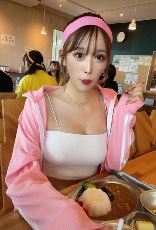 3. Sultry Peachmomo106 Shows Cleavage in White Crop Top