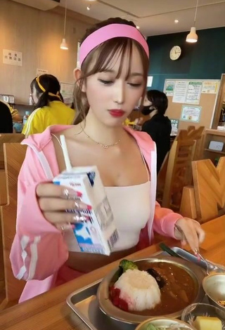 4. Sultry Peachmomo106 Shows Cleavage in White Crop Top