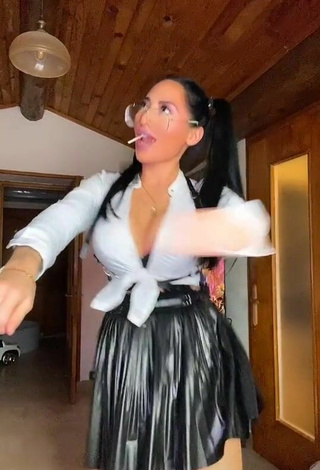 6. Sexy Pocahontasmaria Shows Cleavage in White Crop Top