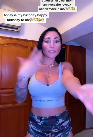 5. Sensual Pocahontasmaria Shows Cleavage in Grey Crop Top while Twerking