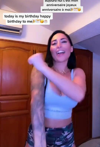 6. Sensual Pocahontasmaria Shows Cleavage in Grey Crop Top while Twerking