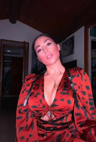 Pocahontasmaria is Showing Sexy Cleavage