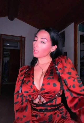 2. Pocahontasmaria is Showing Sexy Cleavage