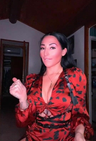 3. Pocahontasmaria is Showing Sexy Cleavage