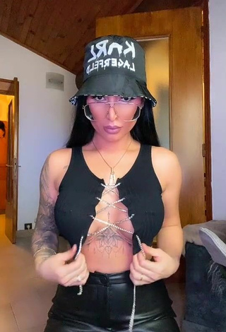 Pocahontasmaria Shows Cleavage in Sexy Black Crop Top