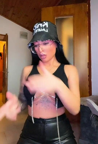 2. Pocahontasmaria Shows Cleavage in Sexy Black Crop Top