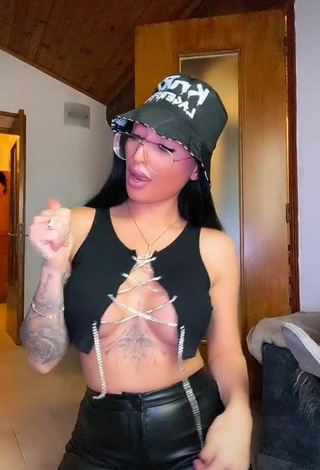 4. Pocahontasmaria Shows Cleavage in Sexy Black Crop Top