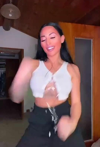 2. Hottest Pocahontasmaria Shows Cleavage in White Crop Top and Bouncing Breasts