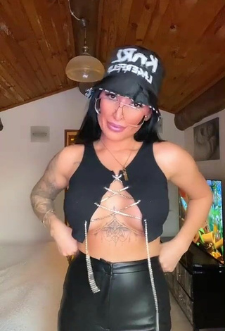 2. Fine Pocahontasmaria Shows Cleavage in Sweet Black Crop Top