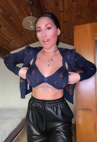 Gorgeous Pocahontasmaria in Alluring Crop Top and Bouncing Boobs