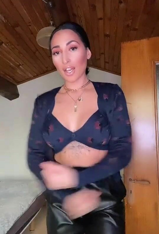 2. Gorgeous Pocahontasmaria in Alluring Crop Top and Bouncing Boobs