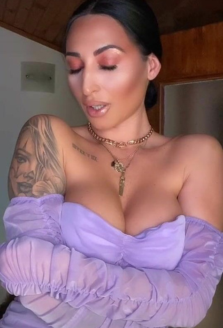 Pocahontasmaria Shows her Seductive Cleavage