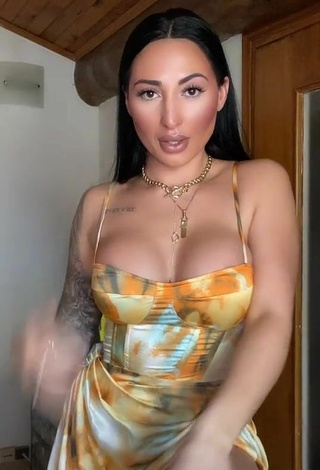 Pocahontasmaria is Showing Alluring Cleavage