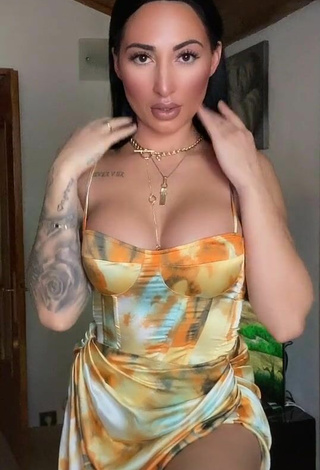 Pocahontasmaria Demonstrates Beautiful Cleavage