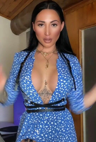 Sweetie Pocahontasmaria Shows Cleavage and Bouncing Boobs