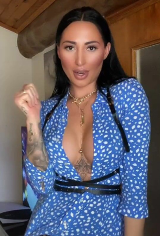 4. Sweetie Pocahontasmaria Shows Cleavage and Bouncing Boobs