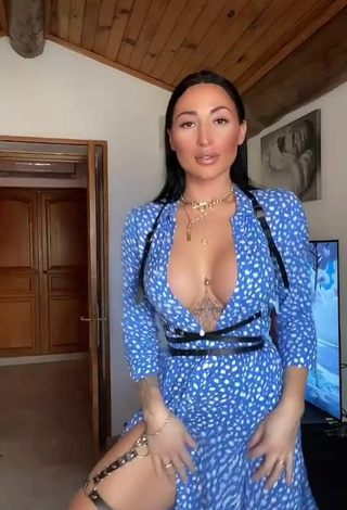 2. Pocahontasmaria Demonstrates Sexy Cleavage