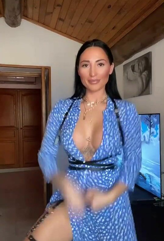 3. Pocahontasmaria Demonstrates Sexy Cleavage