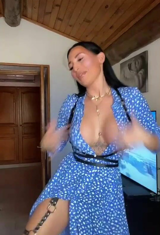 4. Pocahontasmaria Demonstrates Sexy Cleavage