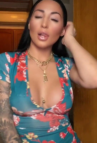 Pocahontasmaria is Showing Hot Cleavage and Bouncing Boobs