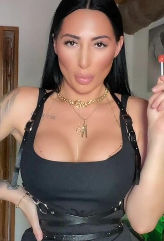 Pocahontasmaria is Showing Wonderful Cleavage and Bouncing Tits