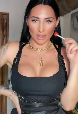 2. Pocahontasmaria is Showing Wonderful Cleavage and Bouncing Tits