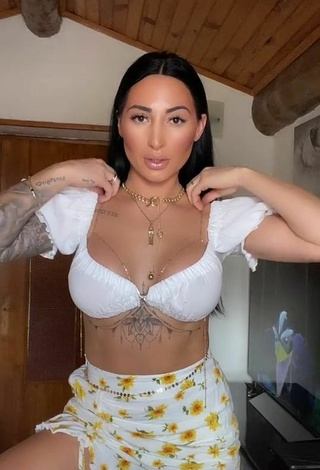 Pocahontasmaria in Seductive White Crop Top while Twerking