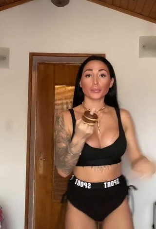 Sultry Pocahontasmaria Shows Cleavage in Black Sport Bra while Twerking