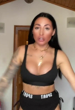 4. Sultry Pocahontasmaria Shows Cleavage in Black Sport Bra while Twerking