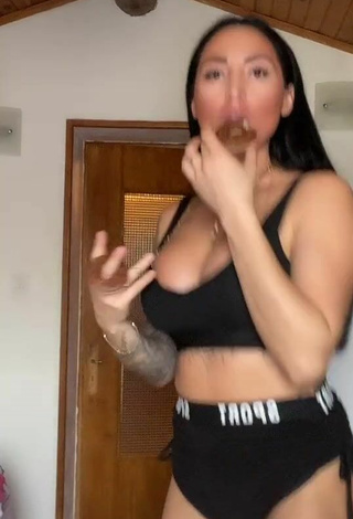 5. Sultry Pocahontasmaria Shows Cleavage in Black Sport Bra while Twerking