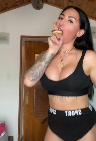 2. Sexy Pocahontasmaria Shows Cleavage in Black Sport Bra and Bouncing Boobs