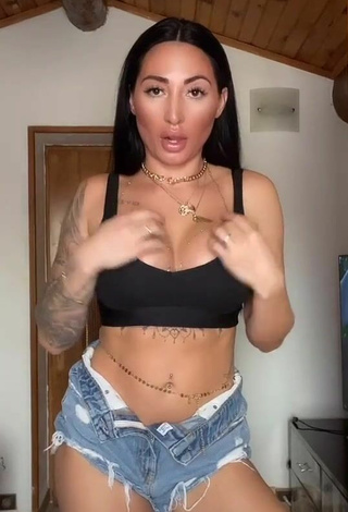 Titillating Pocahontasmaria Shows Cleavage in Black Sport Bra and Bouncing Boobs