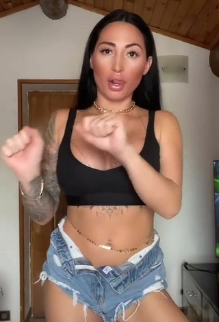 2. Titillating Pocahontasmaria Shows Cleavage in Black Sport Bra and Bouncing Boobs