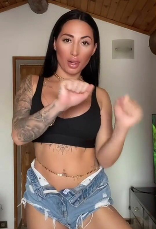 3. Titillating Pocahontasmaria Shows Cleavage in Black Sport Bra and Bouncing Boobs