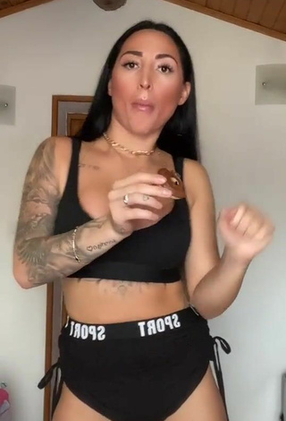 3. Amazing Pocahontasmaria Shows Cleavage in Hot Black Sport Bra and Bouncing Boobs