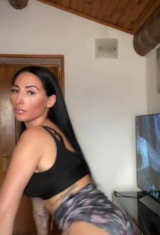 5. Beautiful Pocahontasmaria Shows Cleavage in Sexy Black Sport Bra while Twerking