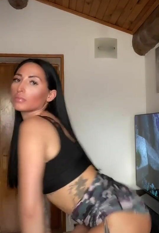 6. Beautiful Pocahontasmaria Shows Cleavage in Sexy Black Sport Bra while Twerking