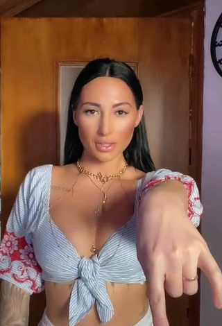 Adorable Pocahontasmaria Shows Cleavage in Seductive Grey Crop Top