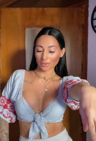 2. Adorable Pocahontasmaria Shows Cleavage in Seductive Grey Crop Top