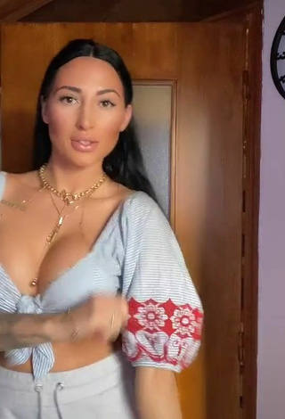 4. Adorable Pocahontasmaria Shows Cleavage in Seductive Grey Crop Top