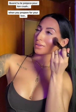 Gorgeous Pocahontasmaria Shows Cleavage